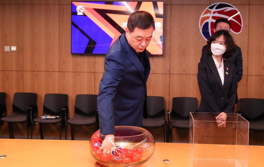 2月单月电影票房破百亿的消息，令全国媒体和影迷感到兴奋，对于各大影视公司来说，也是一个好消息，春节档巨大的市场容量，将促使他们今后拿出更重磅更优质的作品，放在春节期间上映